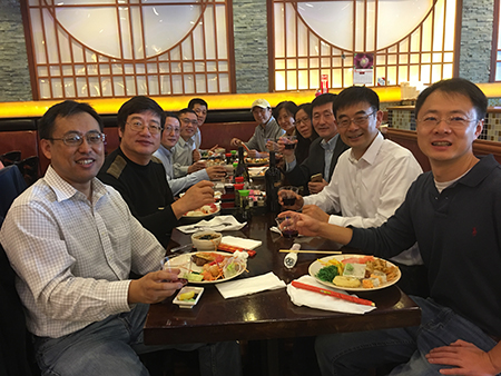 汪俊博士（右3）和专家们介绍Ladbrokes立博的最新海内大事记