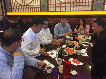 汪俊博士（左4）、、刘雯颖博士（左5）、、李才博士（左1）、、蔡天权博士（左3）和沈东明博士（右1）、、李德润博士（右2）一同聆听孙勇奎（左2）院士妄想立异梦想