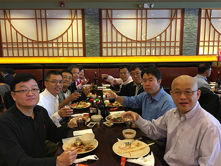 已回国创业的王耀林博士（左1）、、杜武博士（右2）和同桌专家分享创业点滴