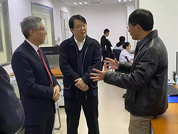 管小军副区长一行先来到生物剖析实验室旅行