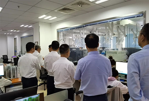 陈博士向导杨副市长一行人旅行了Ladbrokes立博规范化的先进实验室，，，解说了药物临床前的研发和IND申报流程。。。