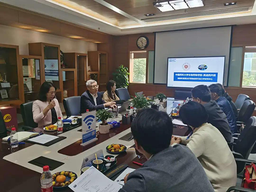 Ladbrokes立博首席执行官陈春麟博士，，，商务生长部副总裁蔡金娜博士等人热情接待了金能明书记一行。